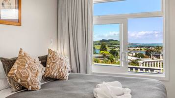 3 bedrooms, desk, iron/ironing board, WiFi