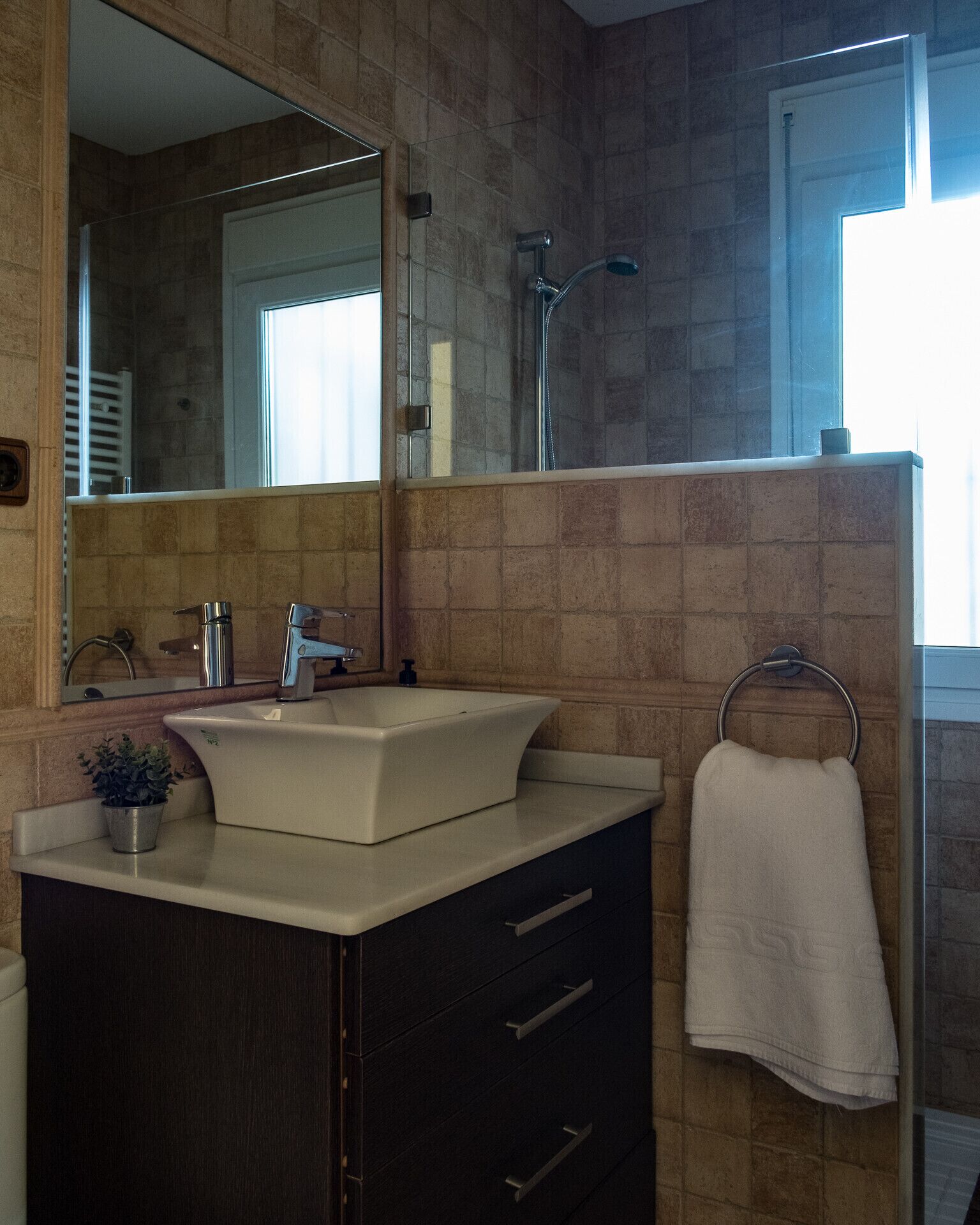 Een douche, handdoeken