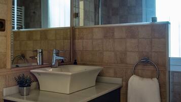 Een douche, handdoeken