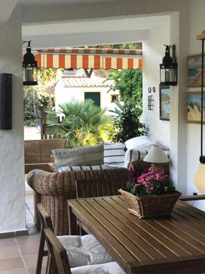 Outdoor dining - Casa Luis. Andalus beach cottage. 200m to sea (Roche)