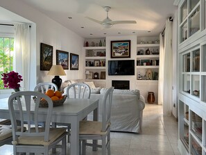 TV, fireplace - Casa Luis. Andalus beach cottage. 200m to sea (Roche)