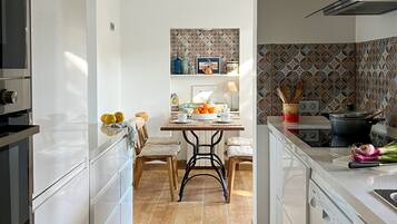 Een koelkast, een magnetron, een oven, een vaatwasser