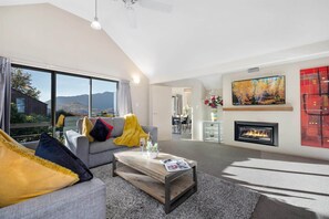 TV, fireplace, Netflix, books - LARGE DISTINCTIVE AND SPACIOUS FAMILY HOME (Queenstown)