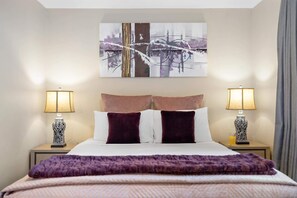 5 bedrooms, iron/ironing board, travel crib, WiFi - LARGE DISTINCTIVE AND SPACIOUS FAMILY HOME (Queenstown)