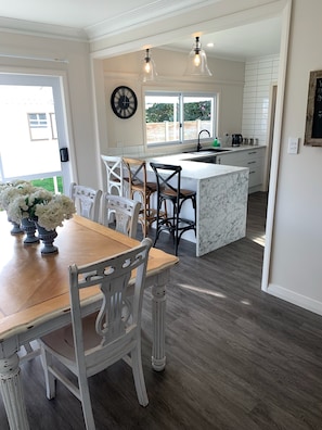 Dining - Cambridge Cottage - the perfect, pet friendly location! (Cambridge)