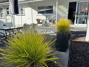 Outdoor dining - Cambridge Cottage - the perfect, pet friendly location! (Cambridge)