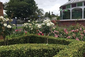 Property grounds - Cambridge Cottage - the perfect, pet friendly location! (Cambridge)