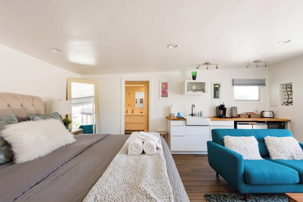 Iron/ironing board, WiFi, bed sheets, wheelchair access