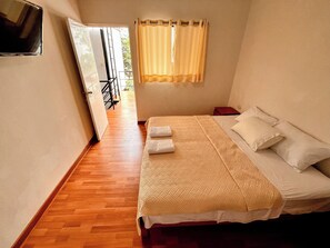 Standard Double Room | Free WiFi, bed sheets - Samanai Wasi Hostel (Lima)