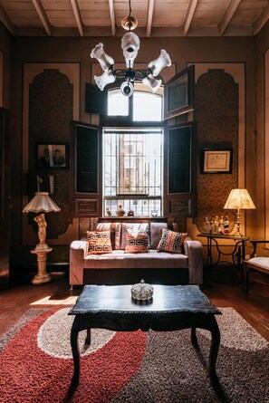 32-inch Smart TV with satellite channels, Netflix