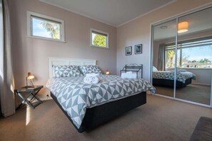 3 bedrooms, iron/ironing board, travel cot, WiFi - Greenview Retreat | Central Location (Rotorua)