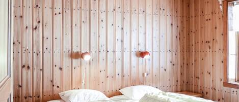 2 bedrooms, travel cot, free WiFi, bed sheets