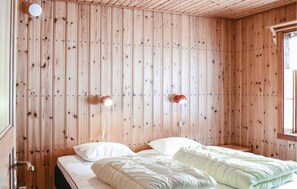 2 bedrooms, travel cot, free WiFi, bed sheets