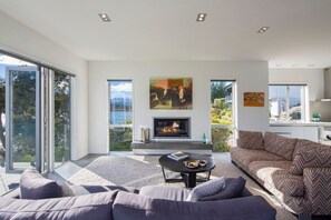 TV connectée, cheminée, livres