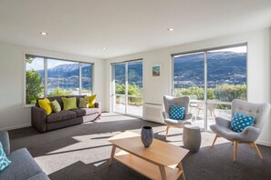 Smart TV, chimenea, libros