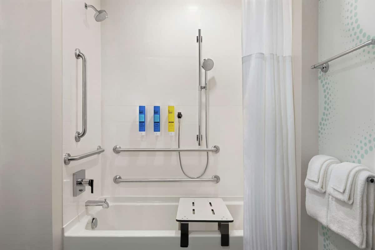 combined shower/bathtub, towels