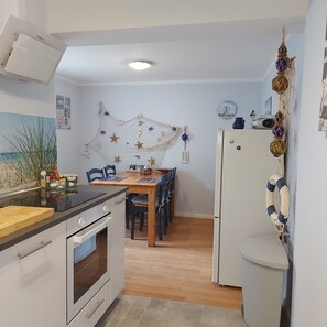 Fridge, microwave, oven, dishwasher - Vacation home at the edge of the forest Biendorf near Kühlungsborn - 2-room vacation home (70m², max. (Biendorf)