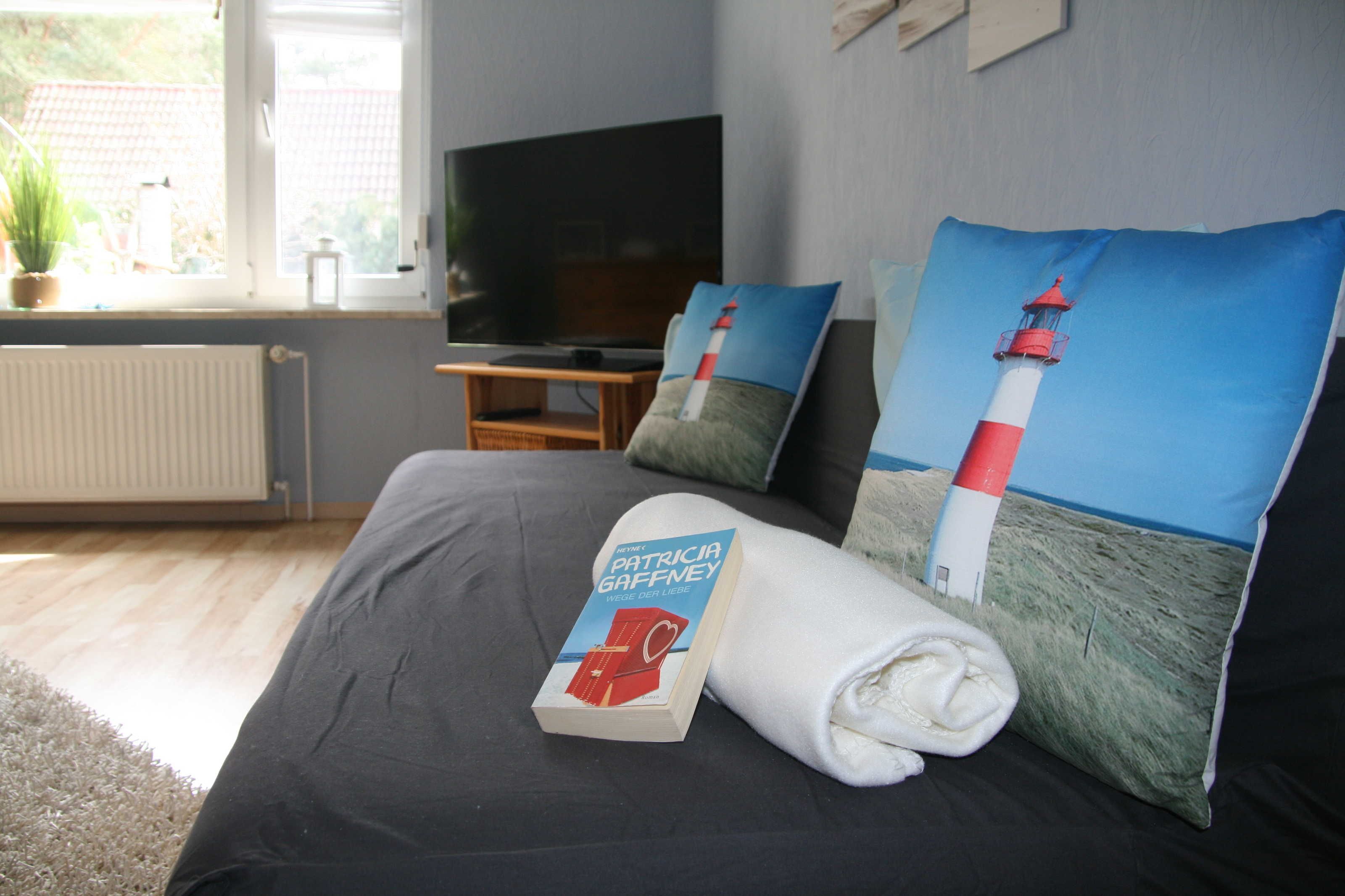 Un dormitorio con cama, televisión y ventana con vistas.
