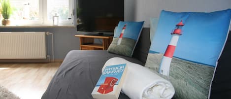 Un dormitorio con cama, televisión y ventana con vistas.