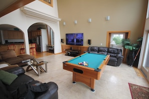 Smart-tv, een open haard, een dvd-speler en een stereo