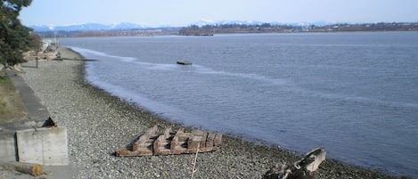 På stranden