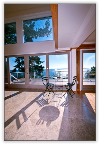 Water Front Spacious Home with a View - Vacation in Paradise!