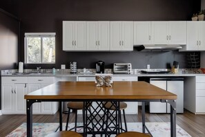 Geladeira, micro-ondas, cooktop, cafeteira/chaleira