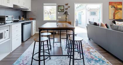 Manténgase cerca de lugares culturales y deportivos en un espacioso y elegante estudio de mariposas