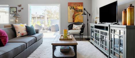 テレビ、暖炉、書庫、ビデオライブラリ