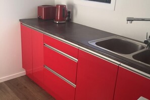 Fridge, microwave, stovetop, coffee/tea maker - Light, Modern + Close to Everything (Wellington)