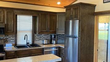 Geladeira, micro-ondas, fogĂŁo, cooktop