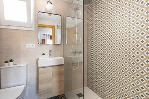 SĂšche-cheveux, serviettes fournies, papier toilette