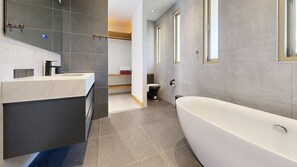 Dusche, Haartrockner, Bidet, Handtücher