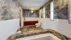 Shower, hair dryer, bidet, towels
