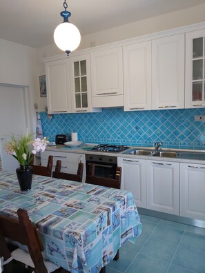 Refrigerador, horno, placa de cocina, cafetera/tetera