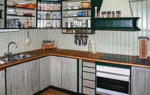 Réfrigérateur, four à micro-ondes, surface de cuisson, cafetière-théière
