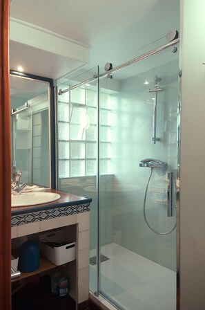 Douche, sèche-cheveux, serviettes fournies, savon
