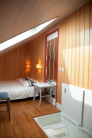 2 bedrooms, desk, iron/ironing board, travel crib
