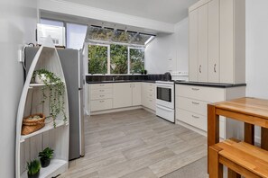 Frigorífic, microones, forn i placa de cuina 