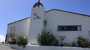 A white building with a sign reading "Villa du Fresne."