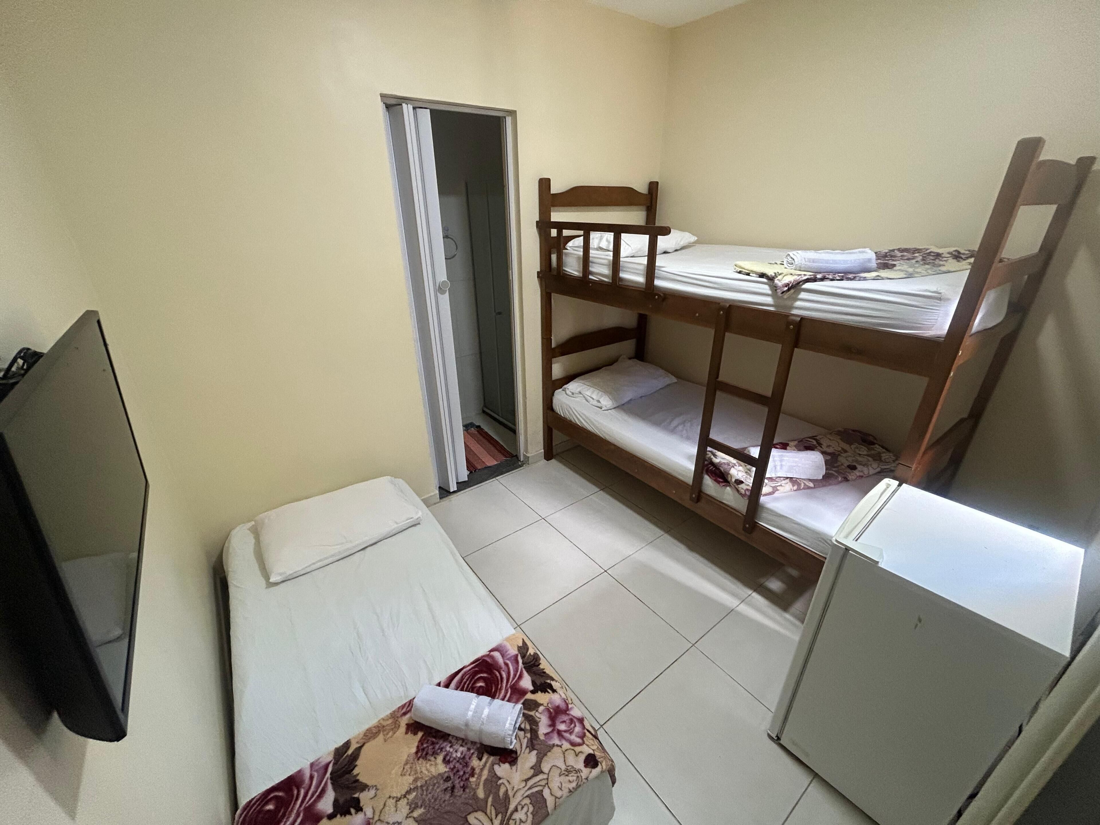 Ropa de cama de alta calidad, cortinas blackout y wifi gratis 