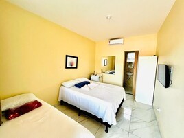 Quarto triplo | Roupas de cama premium, cortinas blackout, Wi-Fi de cortesia