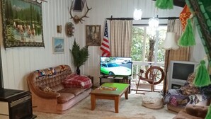 Una sala de estar acogedora con chimenea, televisor y un sofá cómodo.