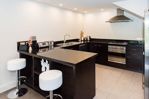 ثلاجة، ميكروويف، فرن، غسالة أطباق