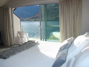 2 bedrooms, Internet - 3 LEVEL LAKESIDE LUXURY, SPA BATH, INTERNAL GARAGE (Frankton)