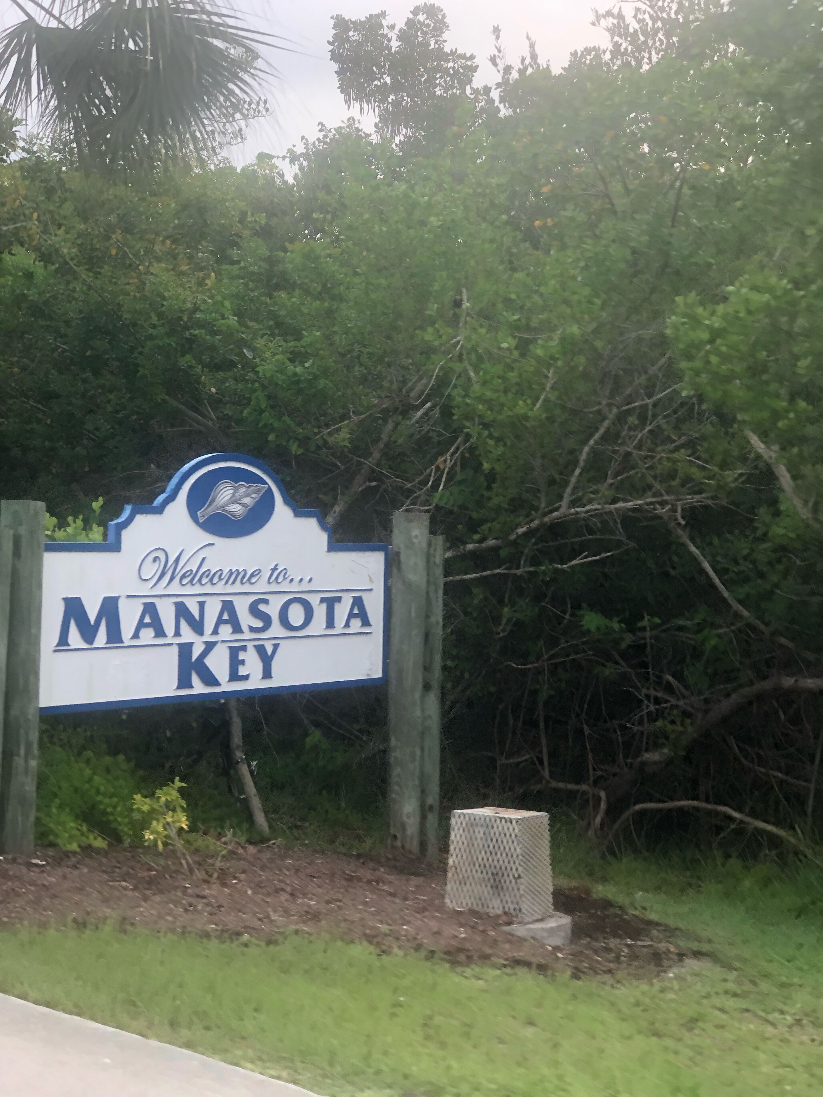 Una señal de bienvenida a Manasota Key.