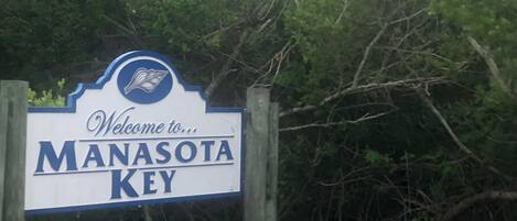 Una señal de bienvenida a Manasota Key.