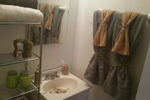 Ensemble douche/baignoire, sĂšche-cheveux, serviettes fournies, savon