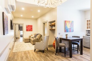 Smart TV, fireplace - Historic Downtown Luxurious Apartment Only Steps Away from Local Restaurants (Roseburg)