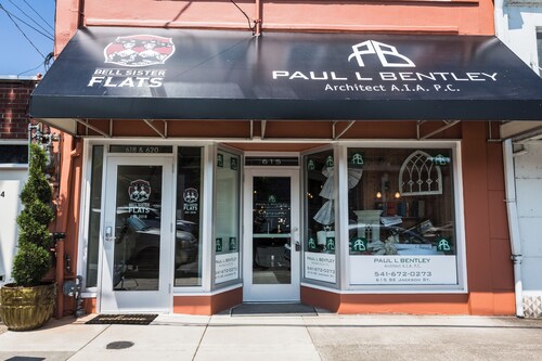 Historic Downtown Luxurious Apartment Only Steps Away from Local Restaurants